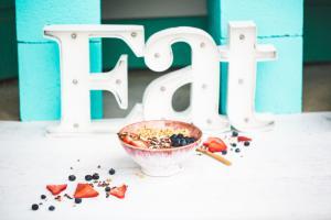picture of healthy food and the word EAT, but when should you eat for intermittent fasting